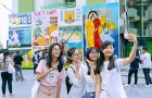 Giới trẻ hào hứng chụp ảnh với các biển quảng cáo Sài Gòn